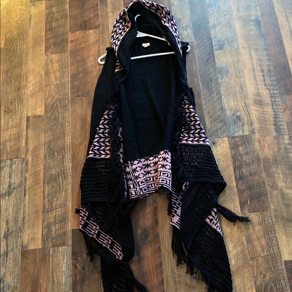 Sleeveless, hooded sweater with fringe detail